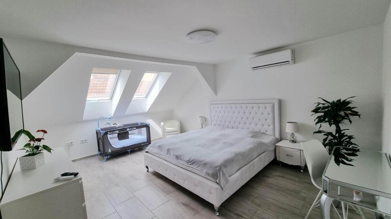 Ferienwohnung Becsi Kapu Apartman Vác Exterior foto