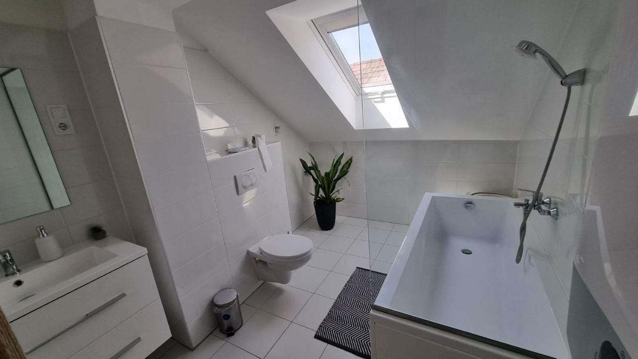 Ferienwohnung Becsi Kapu Apartman Vác Exterior foto