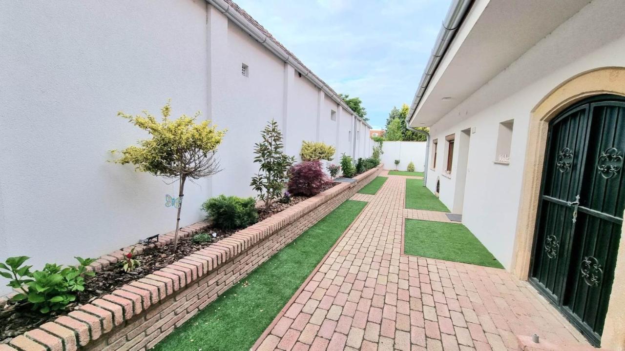 Ferienwohnung Becsi Kapu Apartman Vác Exterior foto