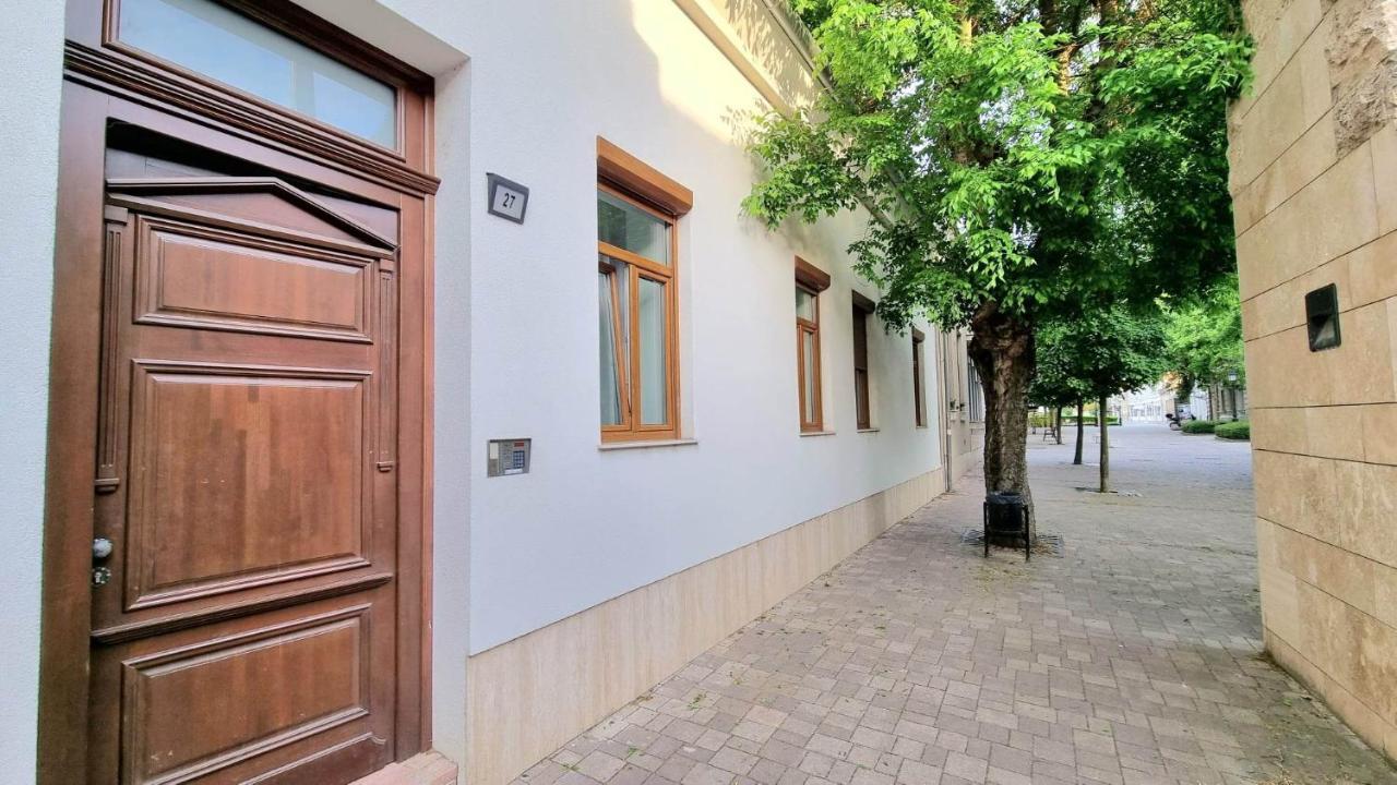 Ferienwohnung Becsi Kapu Apartman Vác Exterior foto