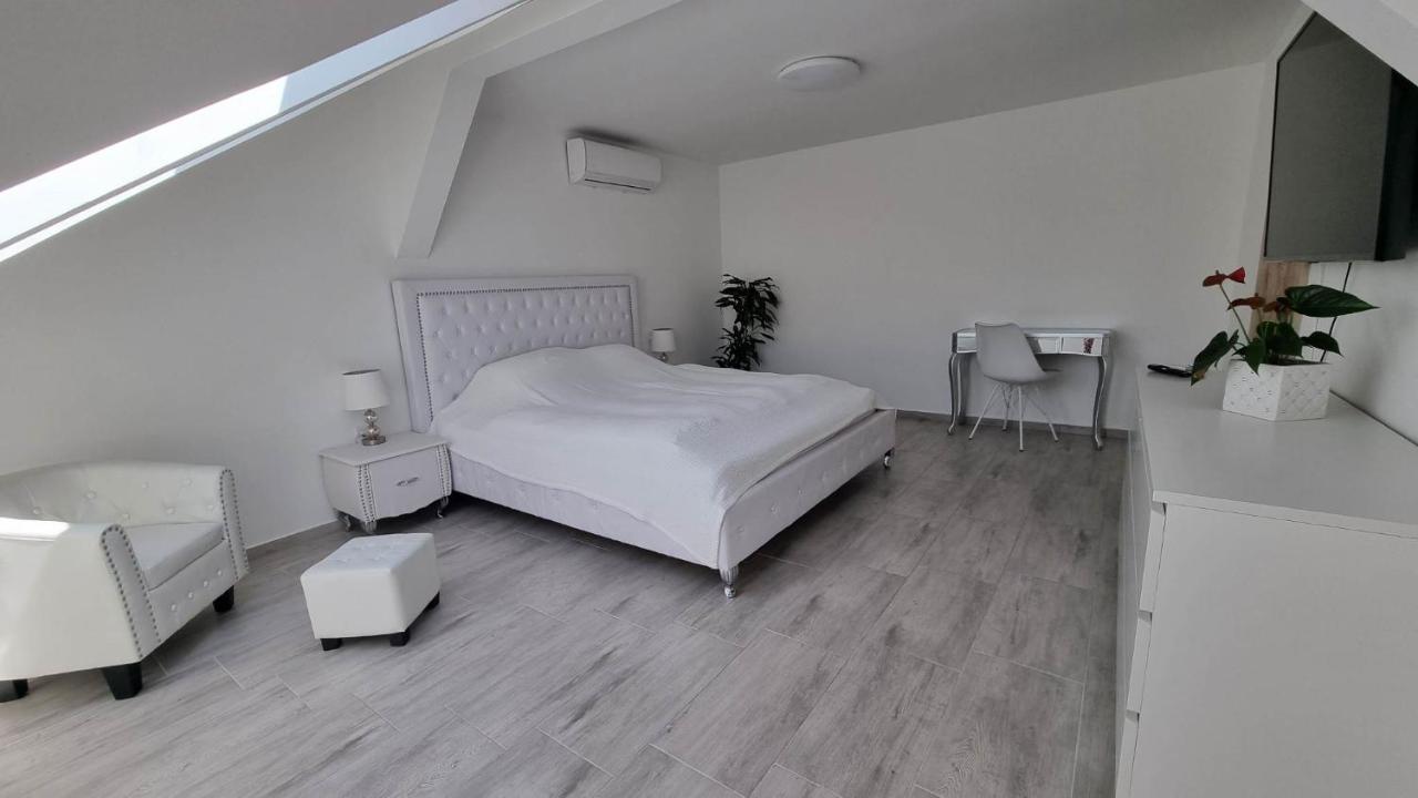 Ferienwohnung Becsi Kapu Apartman Vác Exterior foto
